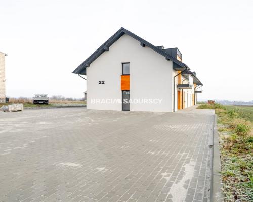 Lokal z witryną i parkingiem w sercu Skały