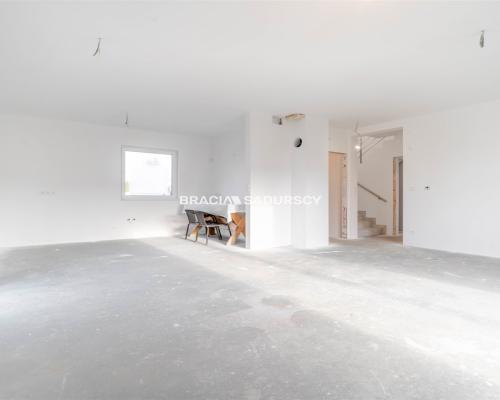 Lokal z witryną i parkingiem w sercu Skały