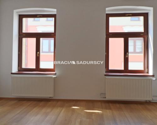 Tarnów, Stare Miasto, ul. Rybna/Wałowa. Lokal biurowo-usługowy o pow. 52,21 m 2 .  

 Lokal na 2 piętrze, narożny w ścisłym cen