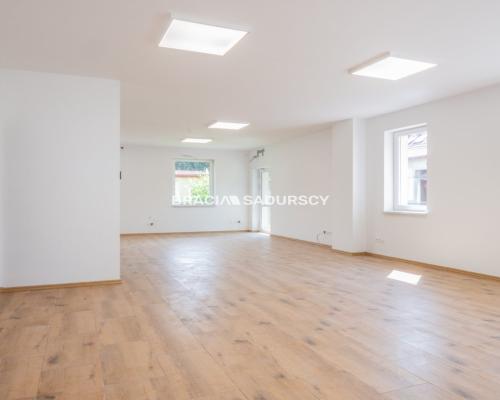 Lokal usługowy z miejscami parkingowymi