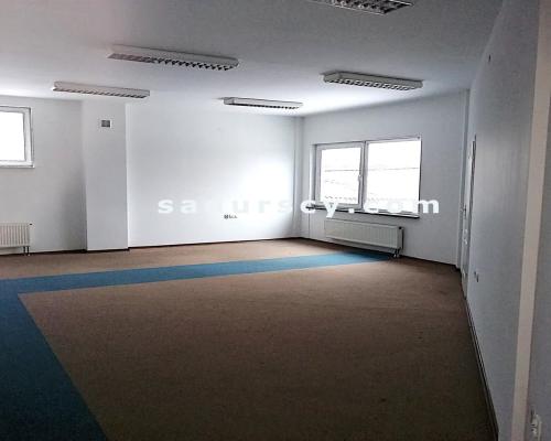 Budynek usługowo-biurowy 850m2 z własnym parkingiem w Górze Kalwarii.    
 
Duża powierzchnia biurowa z ewentualną powierzchnią