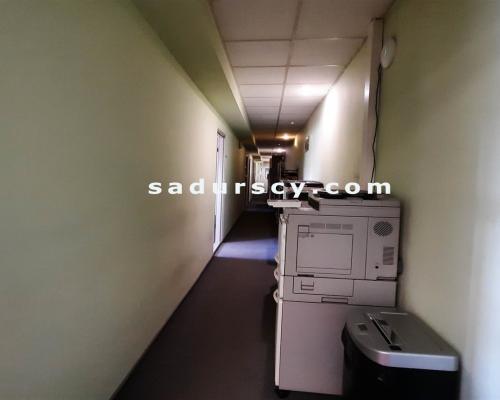 Biuro 60m2 z klimatyzacją, na pierwszym piętrze w Piasecznie, okolice J&oacute;zefosławia.     
 
  Trzy pokoje biurowe z oknam