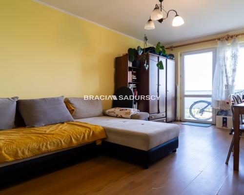 3 pok z widokiem na panoramę miasta.