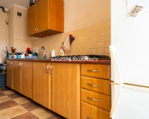 3 pok z widokiem na panoramę miasta.