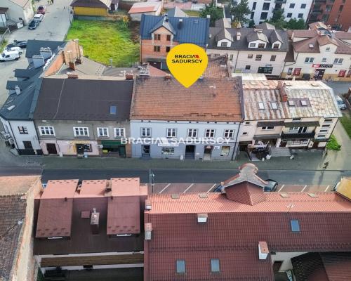 Mieszkanie z garażem, lokalem handlowym i piwnicą.