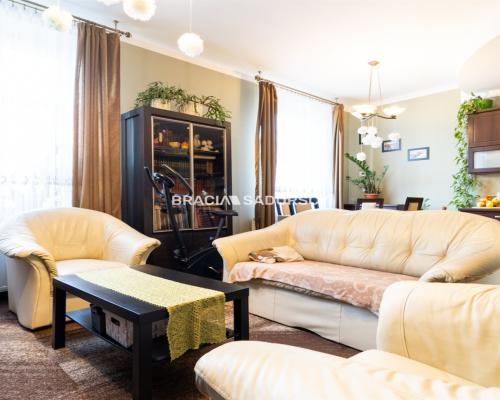 Mieszkanie z garażem, lokalem handlowym i piwnicą.