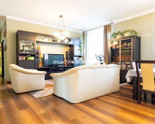 Mieszkanie z garażem, lokalem handlowym i piwnicą.