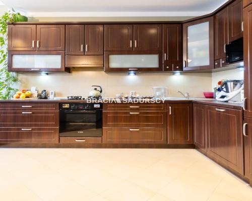 Mieszkanie z garażem, lokalem handlowym i piwnicą.