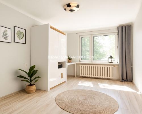 2 pokoje + osobna kuchnia, blisko tramwaj, Park