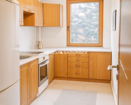 2 pokoje + osobna kuchnia z balkonem