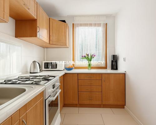 2 pokoje + osobna kuchnia z balkonem