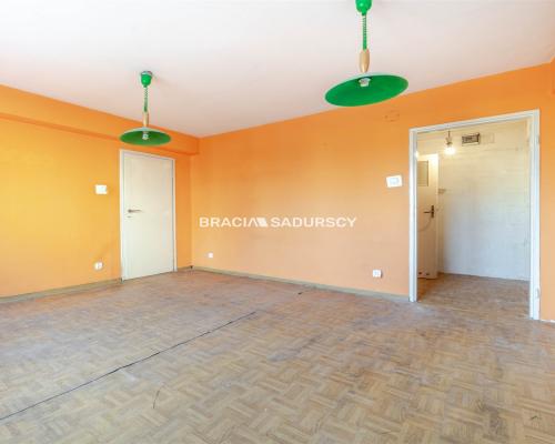 3 pok, 2 łazienki, balkon, 1 piętro, możliwy garaż