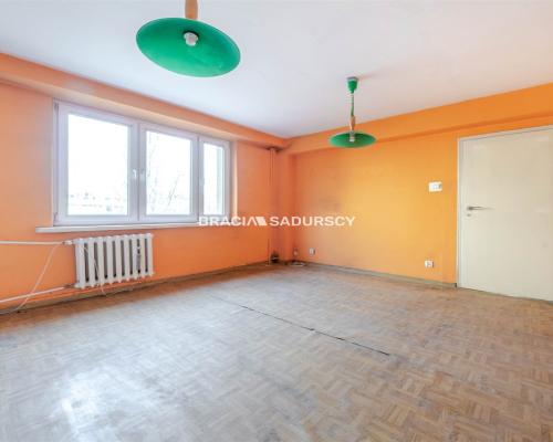 3 pok, 2 łazienki, balkon, 1 piętro, możliwy garaż