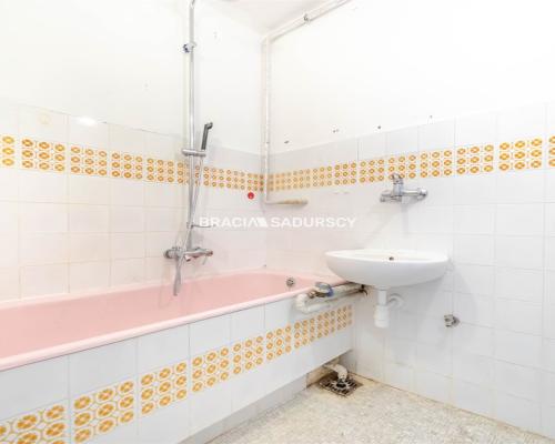 3 pokoje , piwnica , duży balkon , parking