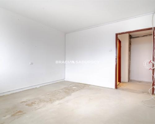 3 pokoje , piwnica , duży balkon , parking