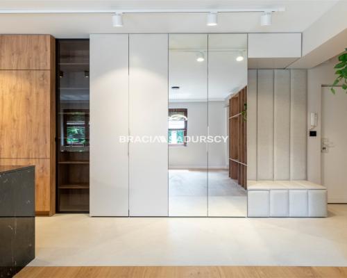 Wola Justowska apartament z miejscem postojowym