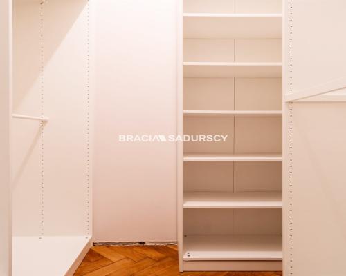 Trzy sypialnie w kamienicy pod Wawelem