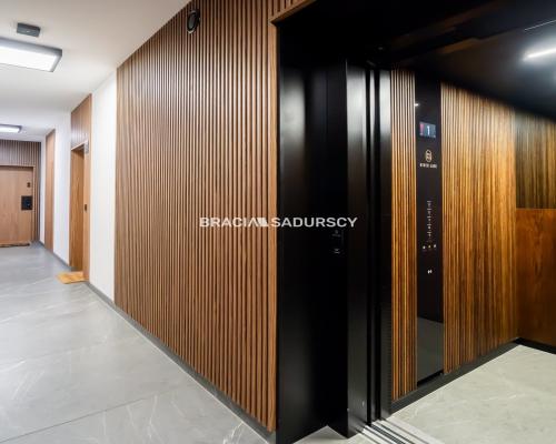 Nowoczesny jasny apartament w otoczeniu zieleni