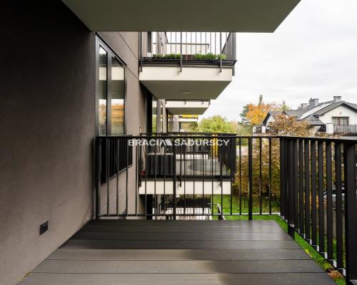 Nowoczesny jasny apartament w otoczeniu zieleni