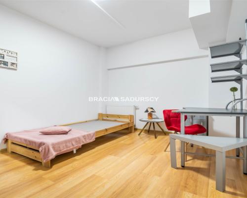 Lokal mieszkalno-usługowy w centrum.