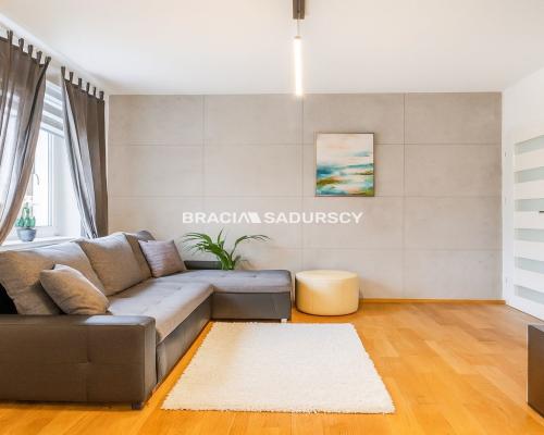 2 pokoje z balkonem, osobna kuchnia, III piętro