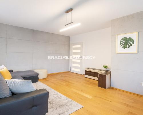 2 pokoje z balkonem, osobna kuchnia, III piętro