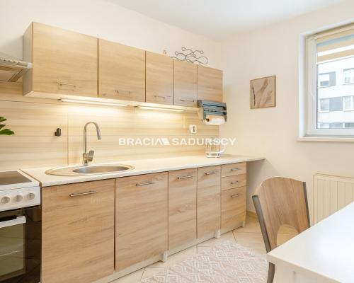 2 pokoje z balkonem, osobna kuchnia, III piętro