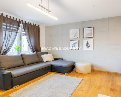 2 pokoje z balkonem, osobna kuchnia, III piętro