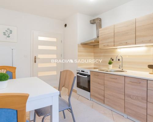 2 pokoje z balkonem, osobna kuchnia, III piętro