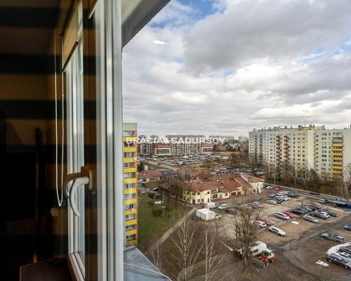 Wygodna kawalerka z balkonem widokowym.