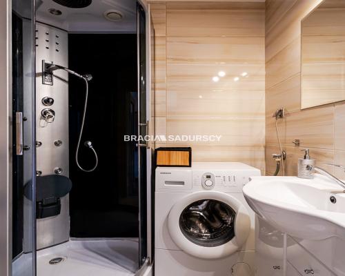 Wygodna kawalerka z balkonem widokowym.