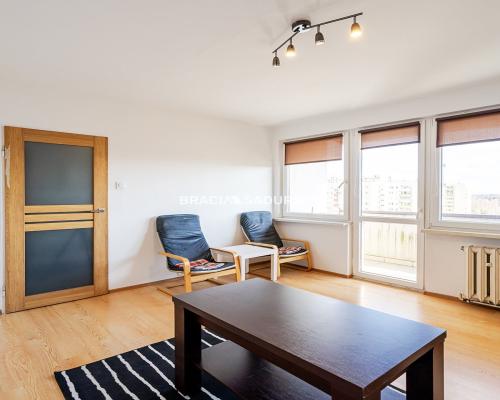 Wygodna kawalerka z balkonem widokowym.