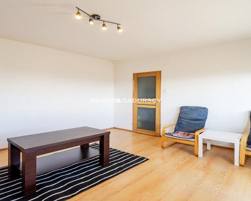 Wygodna kawalerka z balkonem widokowym.