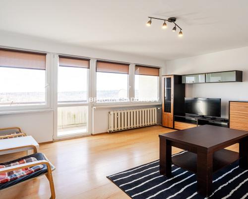 Wygodna kawalerka z balkonem widokowym.