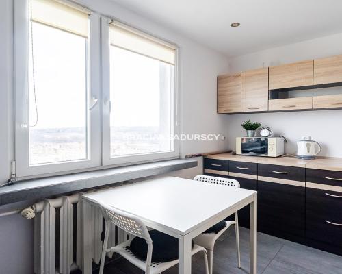 Wygodna kawalerka z balkonem widokowym.