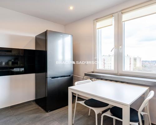 Wygodna kawalerka z balkonem widokowym.