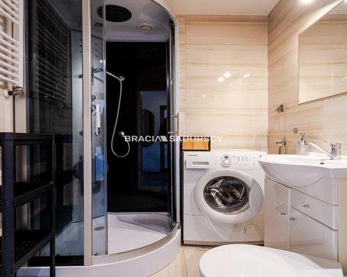 Wygodna kawalerka z balkonem widokowym.