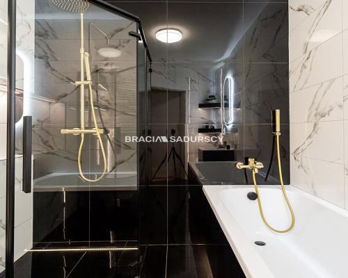 Wygodny nowoczesny apartament w centrum.