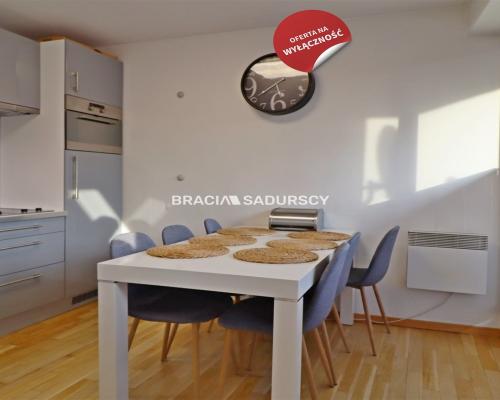 Dwupoziomowy Apartament z Widokiem na Giewont w Kościelisku   

 Oferujemy  na sprzedaż lub na wynajem długoterminowy  przestro