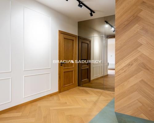 3 pokojowe, 62 m 2 , Kalwaria Zebrzydowska na zamkniętym osiedlu, plus dwa miejsca parkingowe.   
  

   

          Nieruchomo