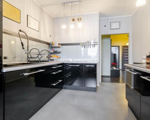 Mieszkanie z balkonem i miejscem postojowym