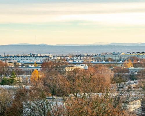 Krak&oacute;w, Nowa Huta - Osiedle Krakowiak&oacute;w  
Na sprzedaż mieszkanie położone na 10. piętrze jedenastopiętrowego budy