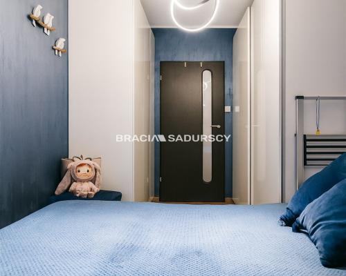 4 pokoje do zamieszkania z miejscem parkingowym