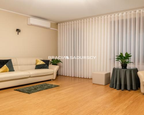 4 pokoje do zamieszkania z miejscem parkingowym