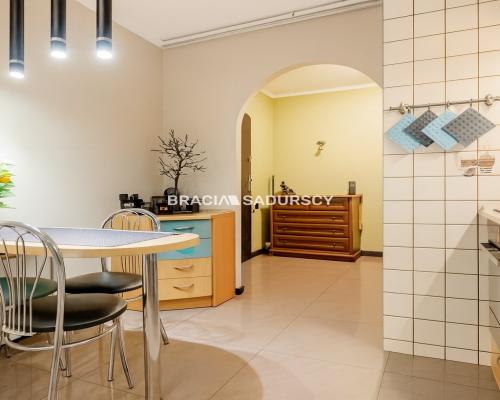 4 pokoje do zamieszkania z miejscem parkingowym