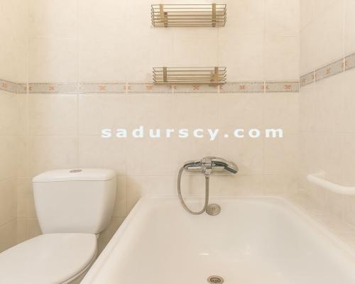 Ładne mieszkanie 20m2 z dużym balkonem i komórką lokatorską na Okęciu, przy ul. Hynka. Drugie piętro w bloku 4-piętrowm.