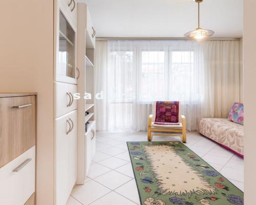 Ładne mieszkanie 20m2 z dużym balkonem i komórką lokatorską na Okęciu, przy ul. Hynka. Drugie piętro w bloku 4-piętrowm.