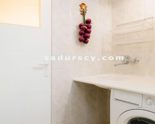 Ładne mieszkanie 20m2 z dużym balkonem i komórką lokatorską na Okęciu, przy ul. Hynka. Drugie piętro w bloku 4-piętrowm.