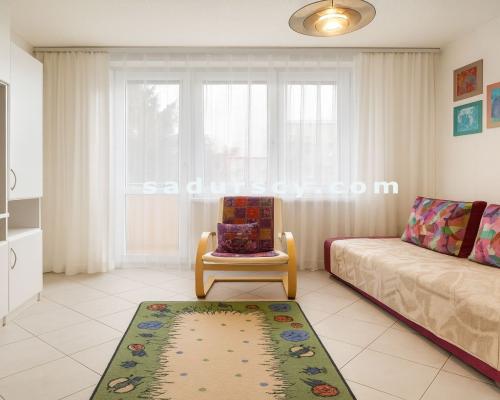 Ładne mieszkanie 20m2 z dużym balkonem i komórką lokatorską na Okęciu przy ul. Hynka. Drugie piętro w bloku 4-piętrowm.