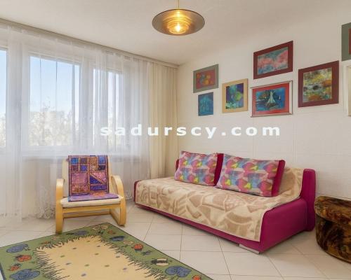 Ładne mieszkanie 20m2 z dużym balkonem i komórką lokatorską na Okęciu przy ul. Hynka. Drugie piętro w bloku 4-piętrowm.